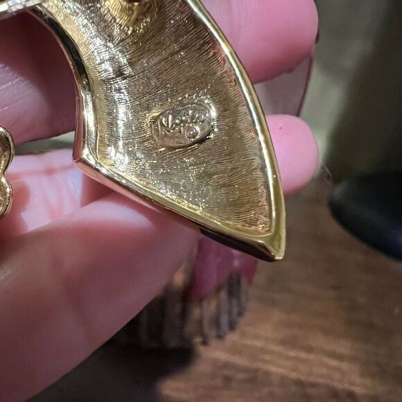 Vintage NAPIER Signed Polished Ribbed Gold Tone Brooch Pin - Picture 3 of 3